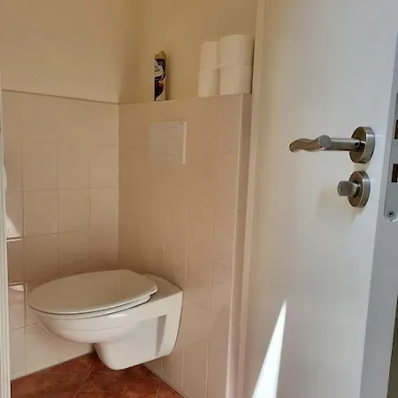 Pia's Dijkhuisje 8 Km Rotterdam Appartement *
